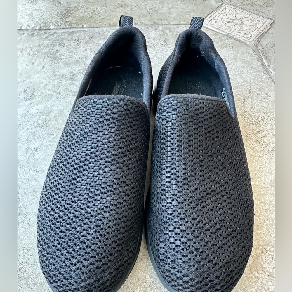 Sketchers size 6 black